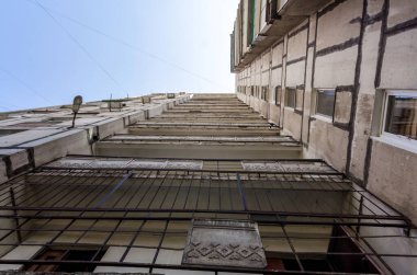 Ukrayna Donbass 'ta insanların olmadığı eski gri bir bina.