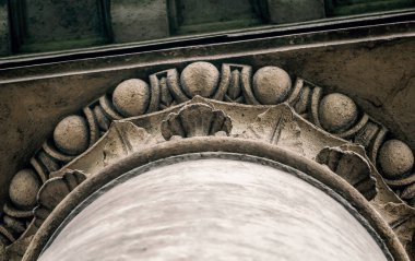 Eski bir antika sütunun dekorunun alt görünümü