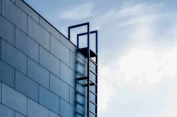 Escadaria Para Céu Parede Edifício Moderno Fundo Céu Azul Nuvens Imagens De Bancos De Imagens Sem Royalties