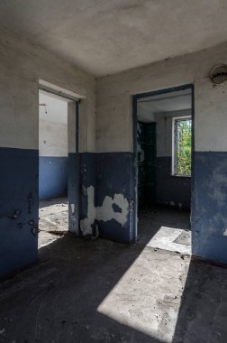 Pencereli bir oda ve savaştan sonra Ukrayna 'da terk edilmiş eski bir evin kapısı.