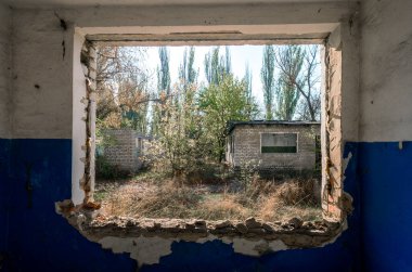 Savaş sırasında Ukrayna 'da terk edilmiş bir evin penceresinden manzarası.