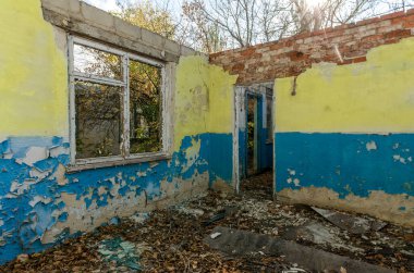 Savaştan sonra Ukrayna 'da terk edilmiş eski bir köy evinin kalıntıları.