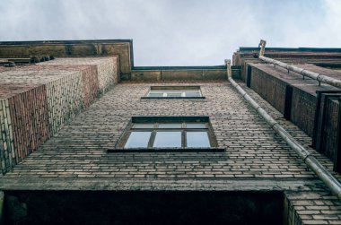 Ukrayna 'da bir şehir caddesinde eski bir tuğla ev.