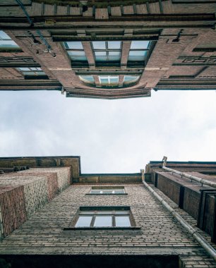 Ukrayna 'da bir şehir caddesinde eski, eski tuğla evler.