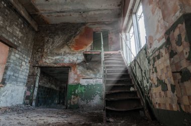 Ukrayna 'daki bombardımandan sonra terk edilmiş fabrika