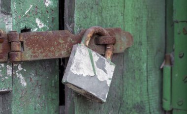 Ahşap kapıdaki eski model kilit. Yaklaş.