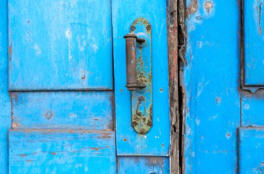 Eski, eski, ahşap kapı. Arka planı kapat.