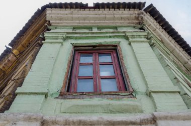 Şehir caddesinde eski bir tuğla ev.