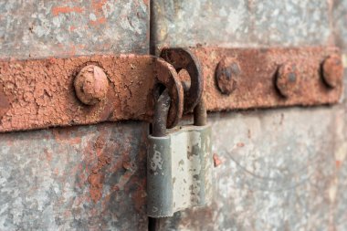 Demir kapıdaki eski kilit. Kapatın.