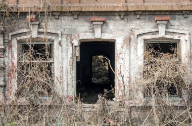 Ukrayna 'da terk edilmiş eski bir ev Donetsk savaşı