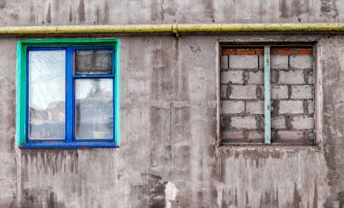 Ukrayna 'daki eski bir binanın tuğla kaplı penceresi