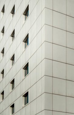 Ukrayna 'da karantina sırasında boş bir ofis binasının pencereleri