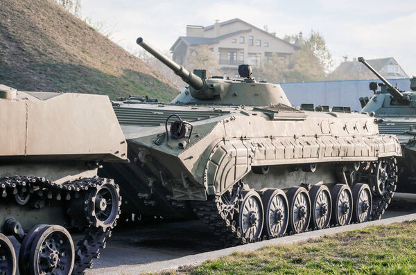 военная техника бронированный танк на городской улице в Крыму Украина
