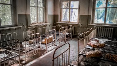 duvarlar Çernobil'de peeling ile bir terk edilmiş anaokulu evde çocuk yataklar boş