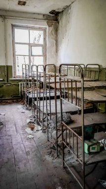duvarlar Çernobil'de peeling ile bir terk edilmiş anaokulu evde çocuk yataklar boş