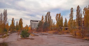 pripyat boş terk edilmiş kasabasında ağaçların arasında sokak ve evler