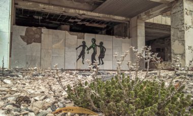 Çernobil'de yıkılmış bir evin duvarında bilinmeyen bir sanatçıçizim