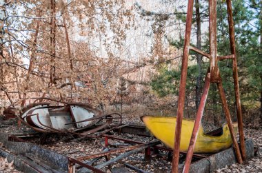 Sonbaharda Çernobil Ukrayna 'da terk edilmiş bir lunaparkta tekne.