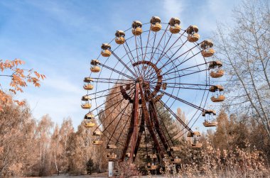Sonbaharda Çernobil Ukrayna 'da terk edilmiş bir lunaparkta eski bir atlıkarınca çarkı.
