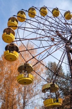 Sonbaharda Çernobil Ukrayna 'da terk edilmiş bir lunaparkta eski bir atlıkarınca tekerleği.