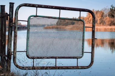 Ukrayna 'da Çernobil' de sonbahar manzarası nehri ve demir çitler