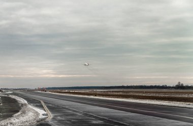 Son uçak Ukrayna 'daki boş bir havaalanından kalkıyor.