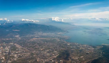 Uçak penceresinden Yunanistan 'a Atina ve Ege Denizi manzarası