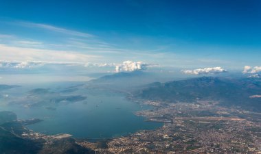 Uçak penceresinden Yunanistan 'a Atina ve Ege Denizi manzarası