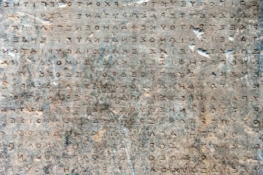 Taş soyut arka planda antik Yunanca harfler