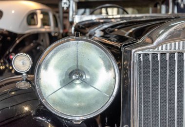 Radyatör ızgarası ve retro arabanın farları yakın.