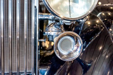 Radyatör ızgarası ve retro arabanın farları yakın.