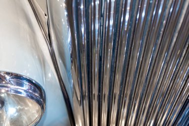 Radyatör ızgarası ve retro arabanın farları yakın.