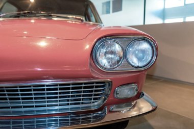 Radyatör ızgarası ve retro arabanın farları yakın.