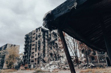 Ukrayna 'daki savaş sırasında şehirdeki evleri yakıp yıktılar.