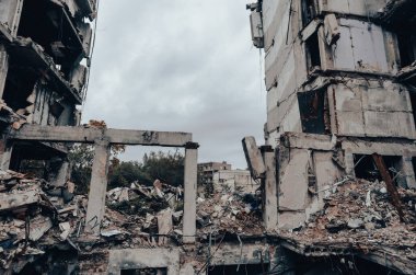 Ukrayna 'daki savaş sırasında şehirdeki evleri yakıp yıktılar.