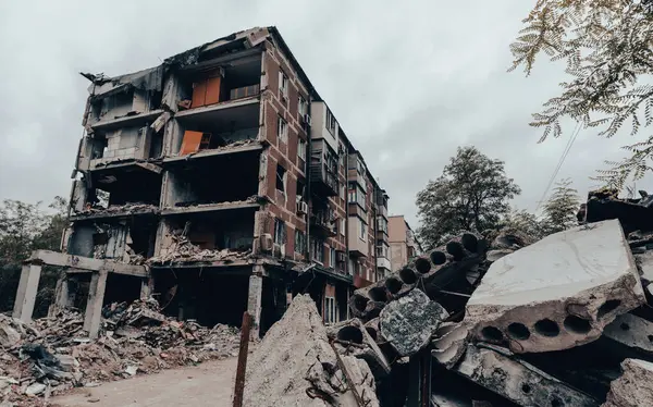 Ukrayna 'daki savaş sırasında şehirdeki evleri yakıp yıktılar.