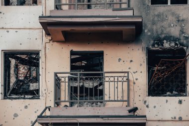 Ukrayna 'daki savaş sırasında şehirdeki evleri yakıp yıktılar.