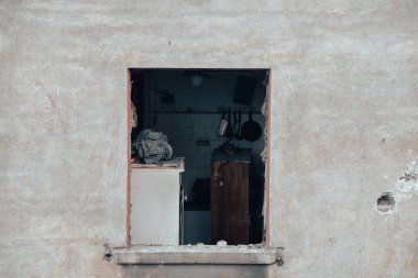 Ukrayna 'daki savaş sırasında şehirdeki evleri yakıp yıktılar.