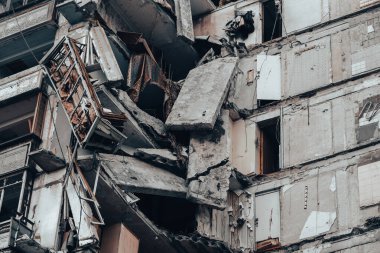 Ukrayna 'daki savaş sırasında şehirdeki evleri yakıp yıktılar.