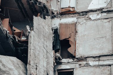 Ukrayna 'daki savaş sırasında şehirdeki evleri yakıp yıktılar.