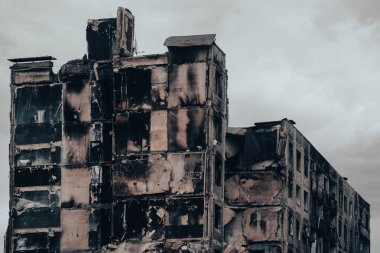 Ukrayna 'daki savaş sırasında şehirdeki evleri yakıp yıktılar.