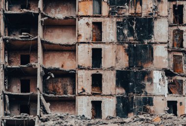 Ukrayna 'daki savaş sırasında şehirdeki evleri yakıp yıktılar.