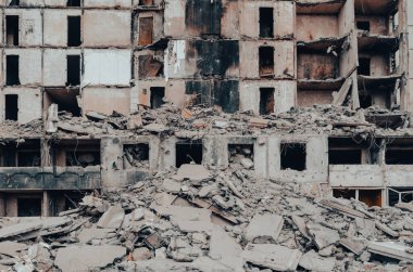 Ukrayna 'daki savaş sırasında şehirdeki evleri yakıp yıktılar.