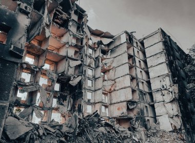 Ukrayna 'daki savaş sırasında şehirdeki evleri yakıp yıktılar.