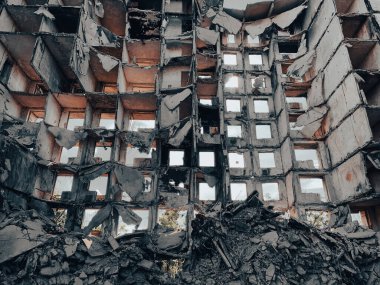 Ukrayna 'daki savaş sırasında şehirdeki evleri yakıp yıktılar.