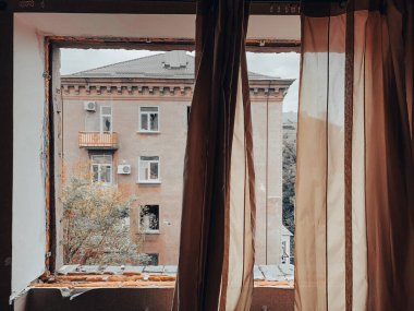 Ukrayna 'daki savaş sırasında şehirdeki evleri yakıp yıktılar.