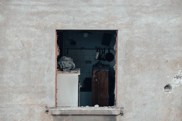 Ukrayna 'daki savaş sırasında şehirdeki evleri yakıp yıktılar.