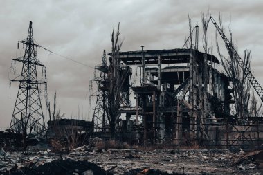 Rusya ile Ukrayna 'daki Mariupol savaşındaki Azovstal fabrikasının atölyesinin binalarını yıktılar