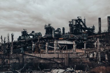 Rusya ile Ukrayna 'daki Mariupol savaşındaki Azovstal fabrikasının atölyesinin binalarını yıktılar