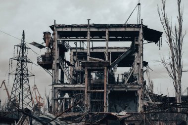 Rusya ile Ukrayna 'daki Mariupol savaşındaki Azovstal fabrikasının atölyesinin binalarını yıktılar